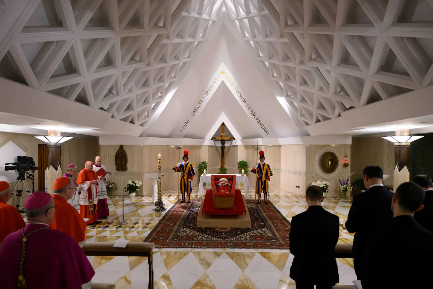 Тиша перед прощанням: скромний останній ритуал Папи Франциска в тіні традицій